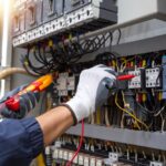 Moderný dom s profesionálne navrhnutou elektroinštaláciou pre pohodlie a bezpečnosť.