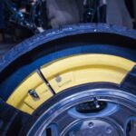 Rez pneumatík typu Run-flat zobrazujúci ich špeciálnu výstuž, ktorá umožňuje jazdu aj po strate tlaku.