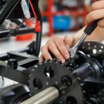 Štvorkolka vybavená rôznymi doplnkami – boxom, navijakom, ochranným rámom, svetlami alebo prívesom.