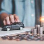 Rôzne modely áut zoradené na parkovisku s grafom znázorňujúcim pokles hodnoty v čase