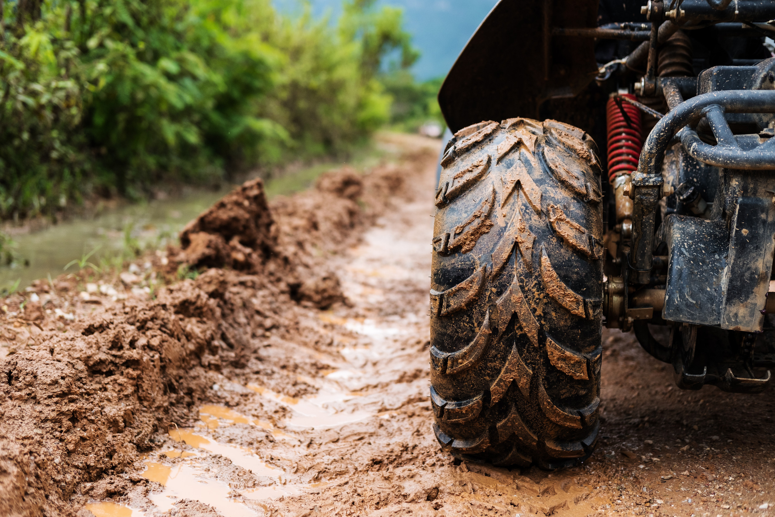 ATV pripravené na jazdu v bahnitom teréne s doplnkovou výbavou.