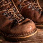 Kožené turistické topánky pripravené na túru v horskom teréne.