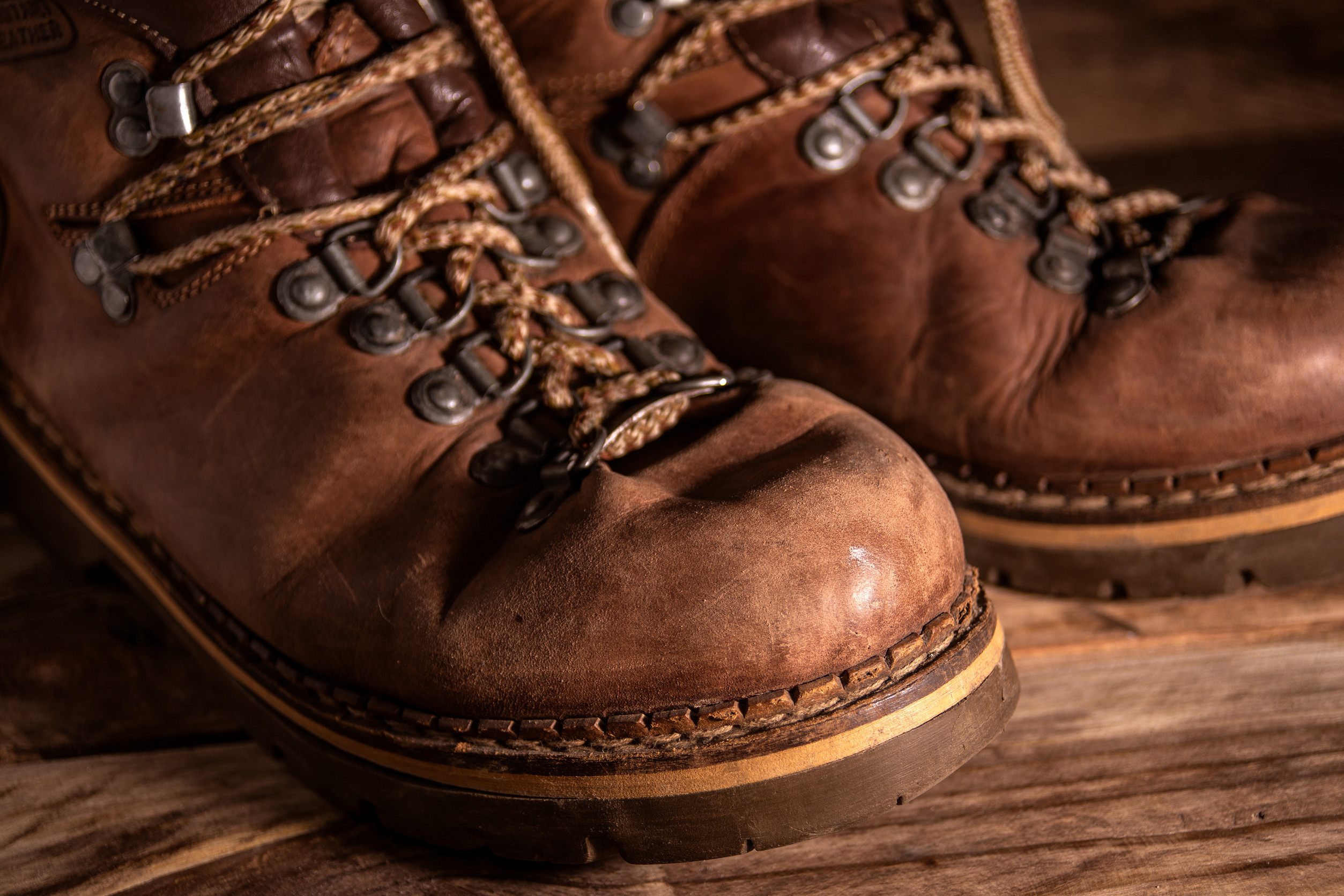 Kožené turistické topánky pripravené na túru v horskom teréne.