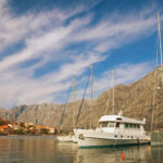 Jachta v prístave prezentovaná na predaj v ideálnom technickom stave