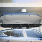 Strešný box na aute s chybne upevnenými úchytmi ovplyvňujúcimi jeho životnosť.