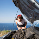 Vodič kontrolujúci motor a kvapaliny ako súčasť prípravy auta