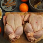 Rôzne druhy naloženého mäsa pripravené na proces údenia v domácej udiarni.