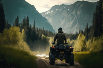 Štvorkolka vybavená doplnkami pripravená na jazdu v teréne