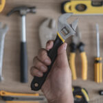 Rôzne farebné ručné náradie uložené v dielni