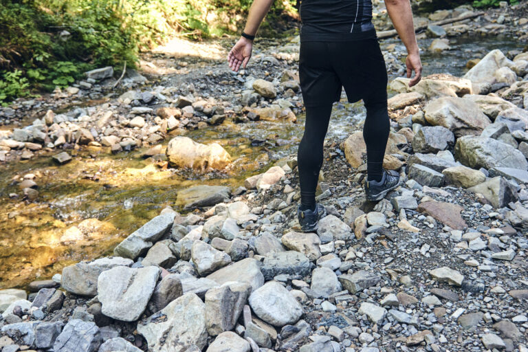 Turista prechádza náročným a exponovaným úsekom horského chodníka